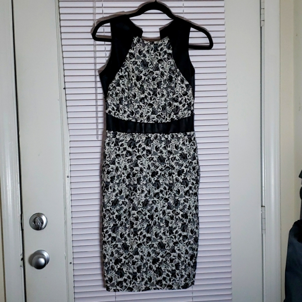 Carmen Marc Valvo Leather Shoulder Floral Knee-Length Dress, Size 4 - Picture 5 of 12